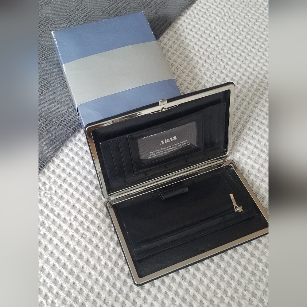 Abas Cache in Black